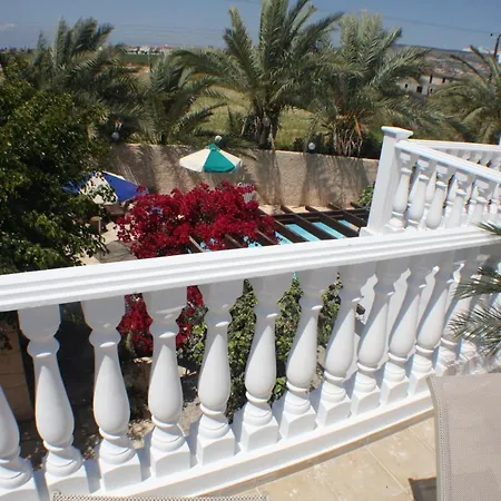 Lovely 7 Bedroom 호텔 4*